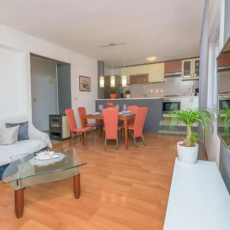 Apartment Josipa Omis
